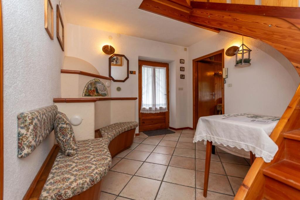a small room with a table and a chair at Lodge Auta in Falcade