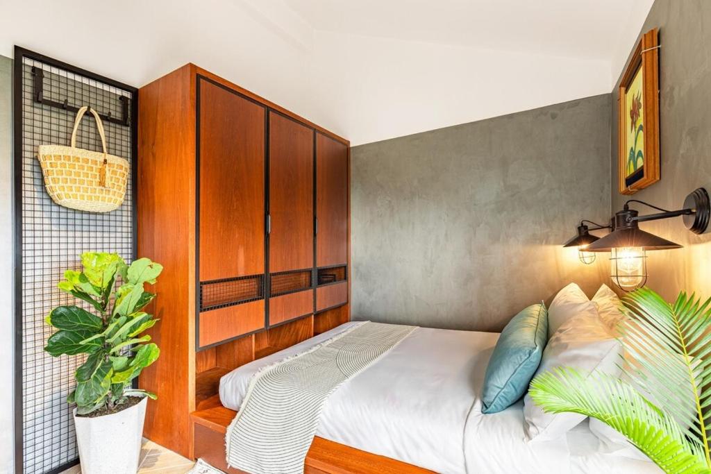 Giường trong phòng chung tại Ruhigen Legend Villa Vesta Collections