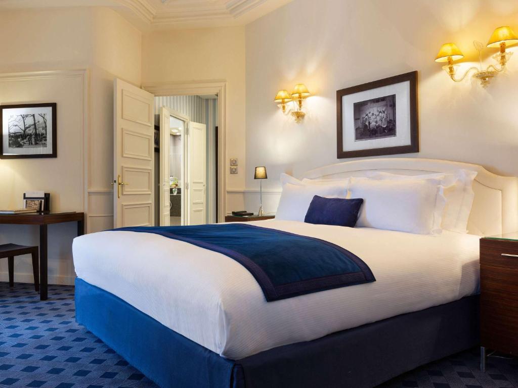 Postel nebo postele na pokoji v ubytování Le Royal Hotel Lyon - MGallery Collection