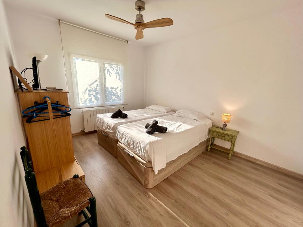 Posteľ alebo postele v izbe v ubytovaní Casa amb piscina i jardí a Palamós per 6 persones