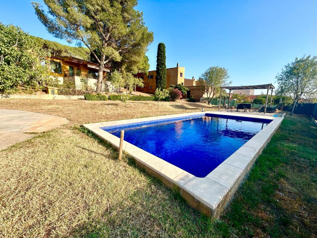Bazén v ubytovaní Casa amb piscina i jardí a Palamós per 6 persones alebo v jeho blízkosti