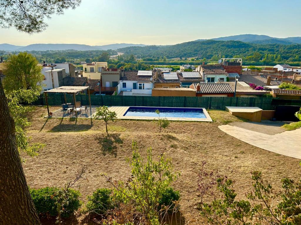 Bazén v ubytovaní Casa amb piscina i jardí a Palamós per 6 persones alebo v jeho blízkosti