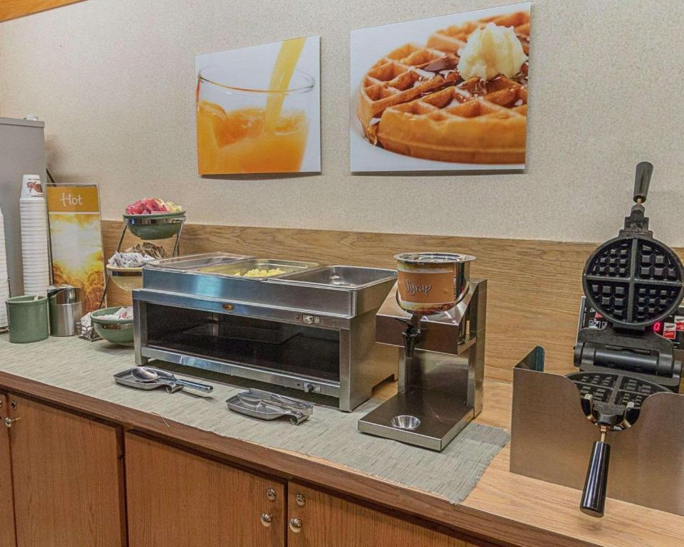 Kuchyň nebo kuchyňský kout v ubytování Quality Inn