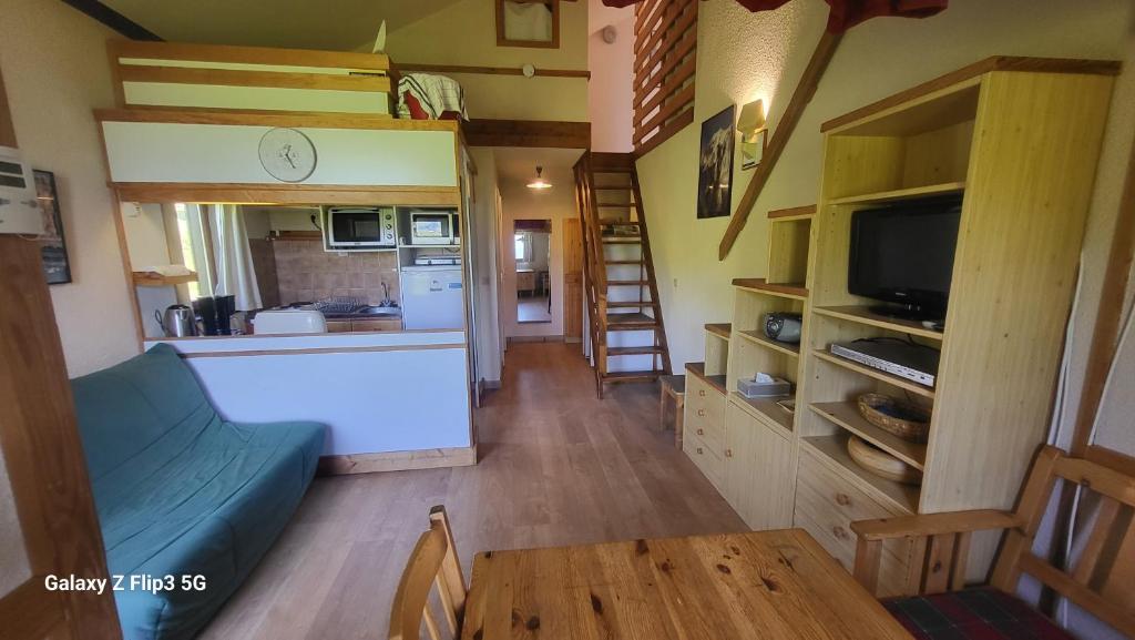 Cette petite chambre comprend une cuisine et un salon. dans l'établissement Ski Sun 3315, à Manigod