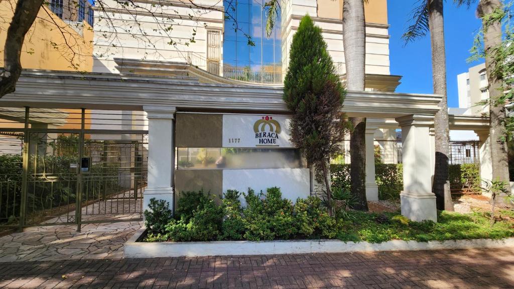 a building with a sign on the front of it at Flat Elegante Central Londrina in Londrina
