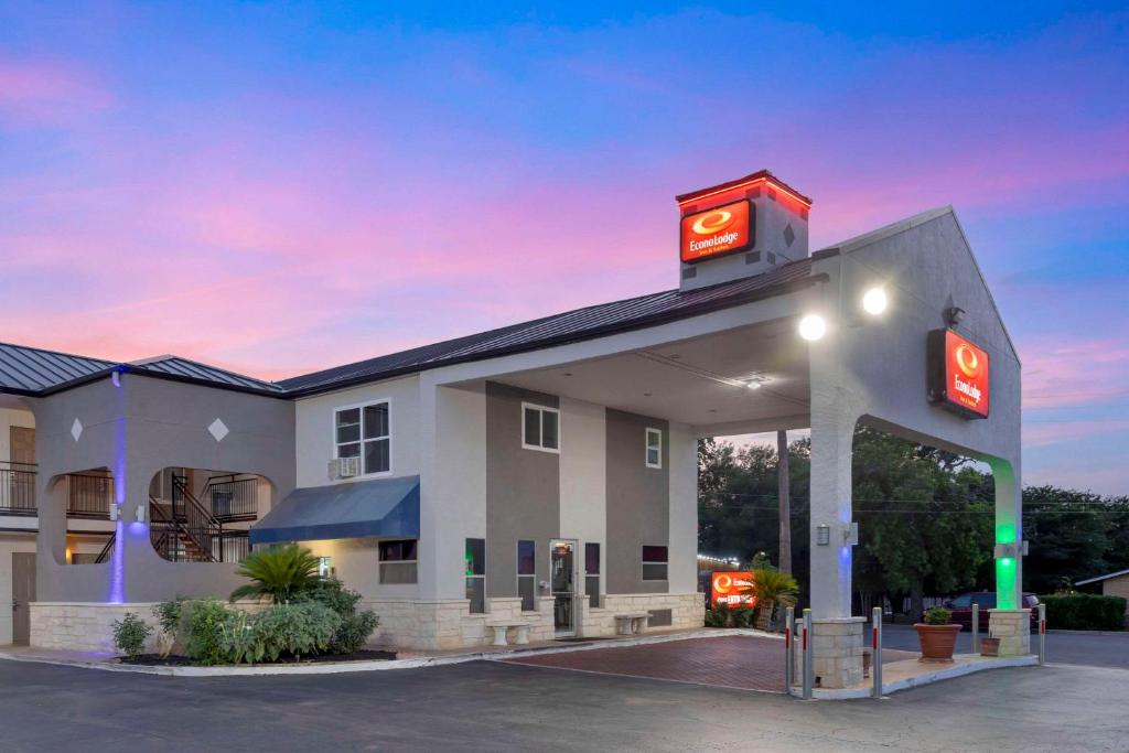 Econo Lodge Inn & Suites Near Lackland AFB, San Antonio (updated prices