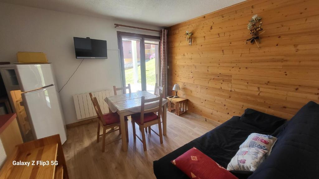 un salon avec un canapé et une table dans l'établissement MONT BLANC Soleil C-4, à Manigod