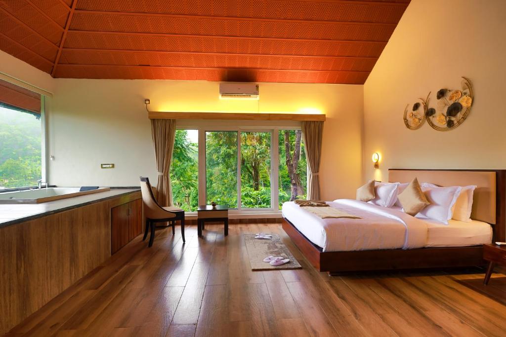 Postel nebo postele na pokoji v ubytování Silent Brook Resort - Coorg
