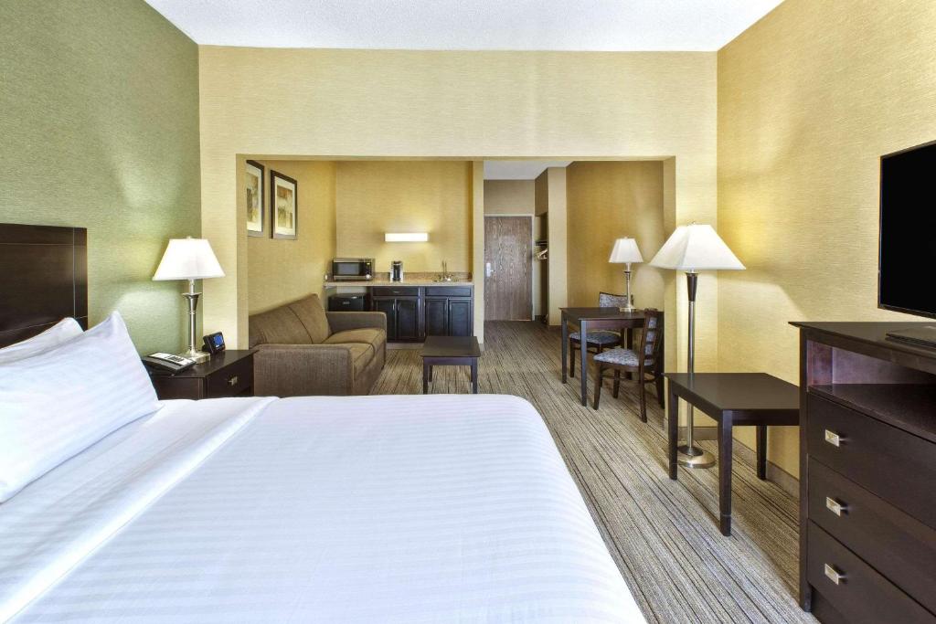 Holiday Inn Express Hotel and Suites Benton Harbor