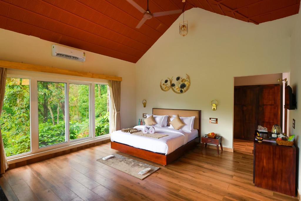 Postel nebo postele na pokoji v ubytování Silent Brook Resort - Coorg