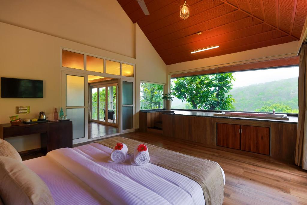TV a/nebo společenská místnost v ubytování Silent Brook Resort - Coorg
