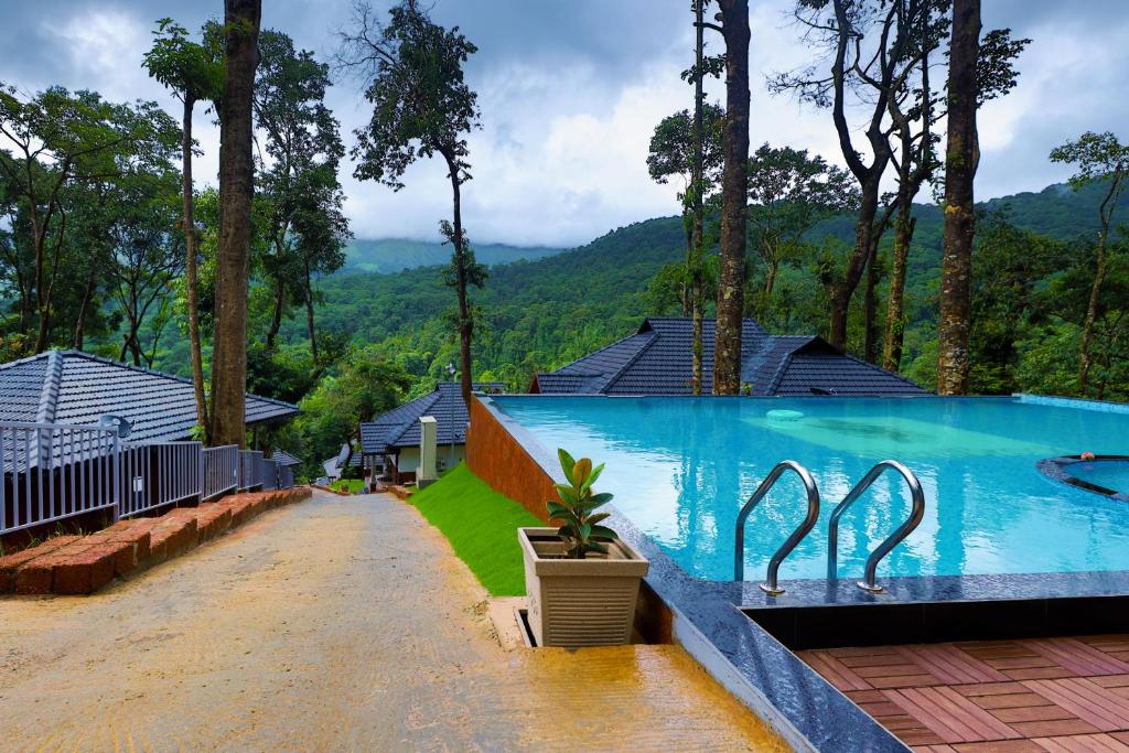 Bazén v ubytování Silent Brook Resort - Coorg nebo v jeho okolí