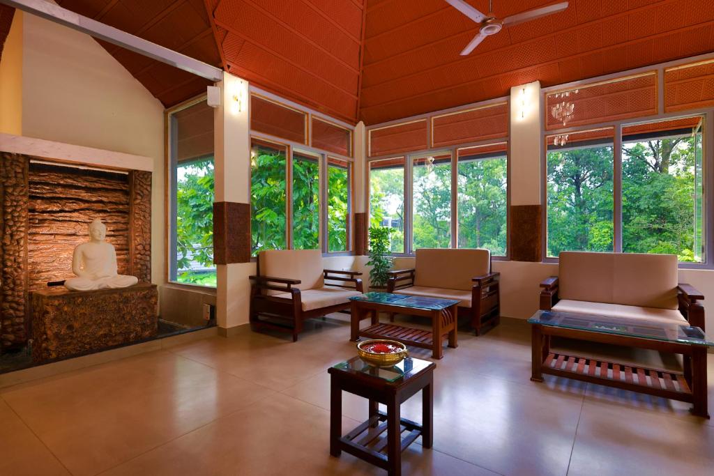 Posezení v ubytování Silent Brook Resort - Coorg