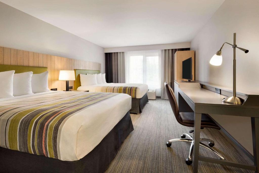 Postel nebo postele na pokoji v ubytování Country Inn & Suites by Radisson, Seattle-Bothell, WA