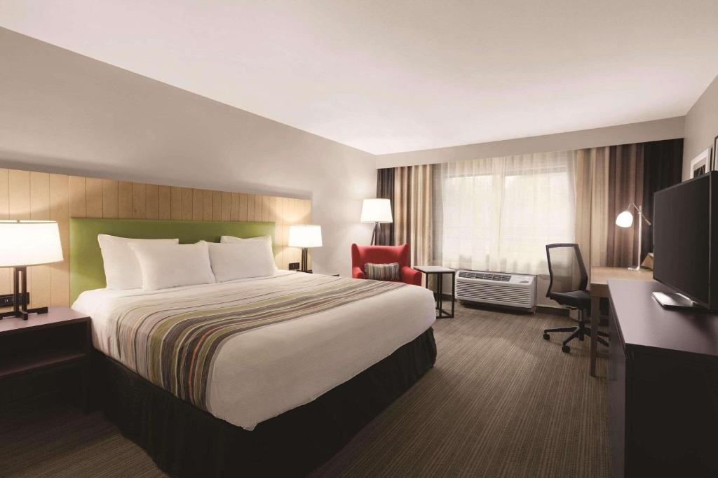 Postel nebo postele na pokoji v ubytování Country Inn & Suites by Radisson, Seattle-Bothell, WA