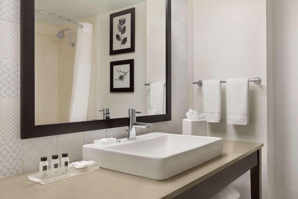 Koupelna v ubytování Country Inn & Suites by Radisson, Seattle-Bothell, WA