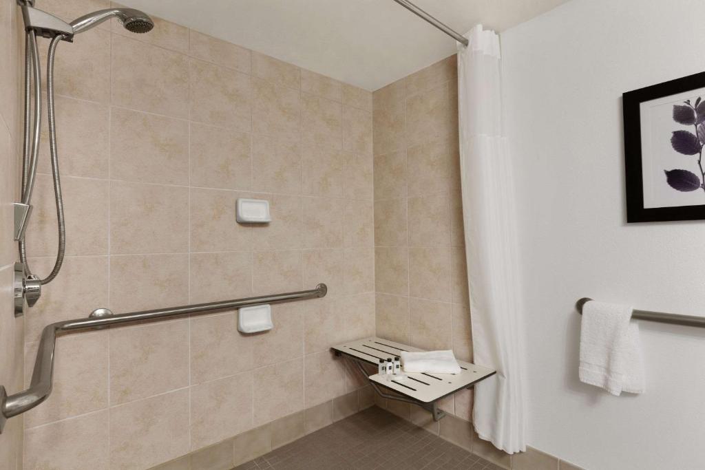 Koupelna v ubytování Country Inn & Suites by Radisson, Seattle-Bothell, WA