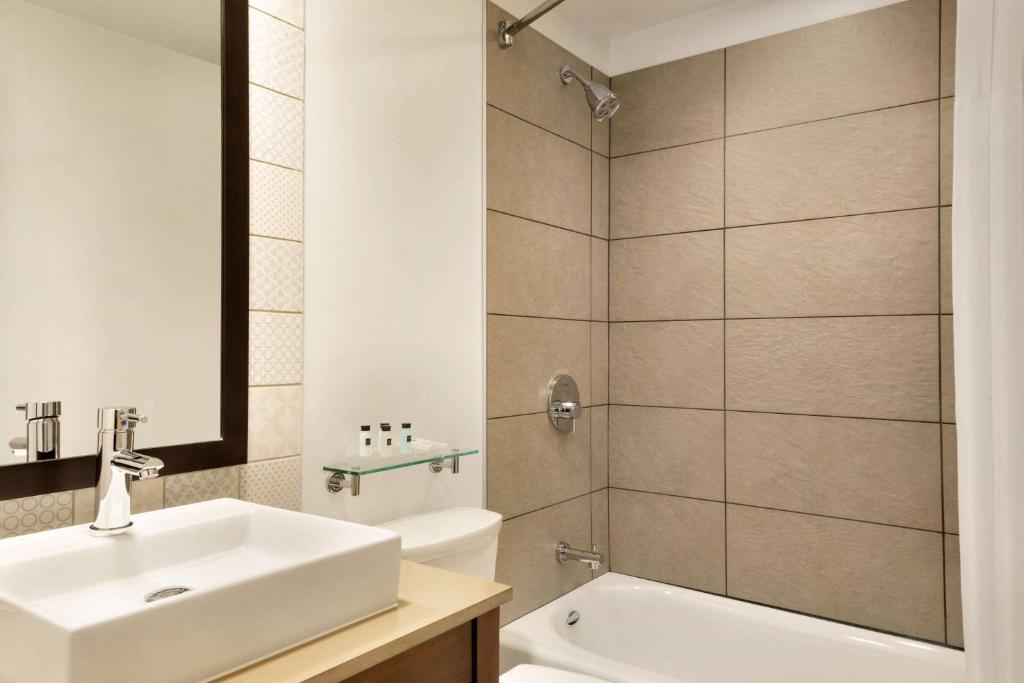 Koupelna v ubytování Country Inn & Suites by Radisson, Seattle-Bothell, WA