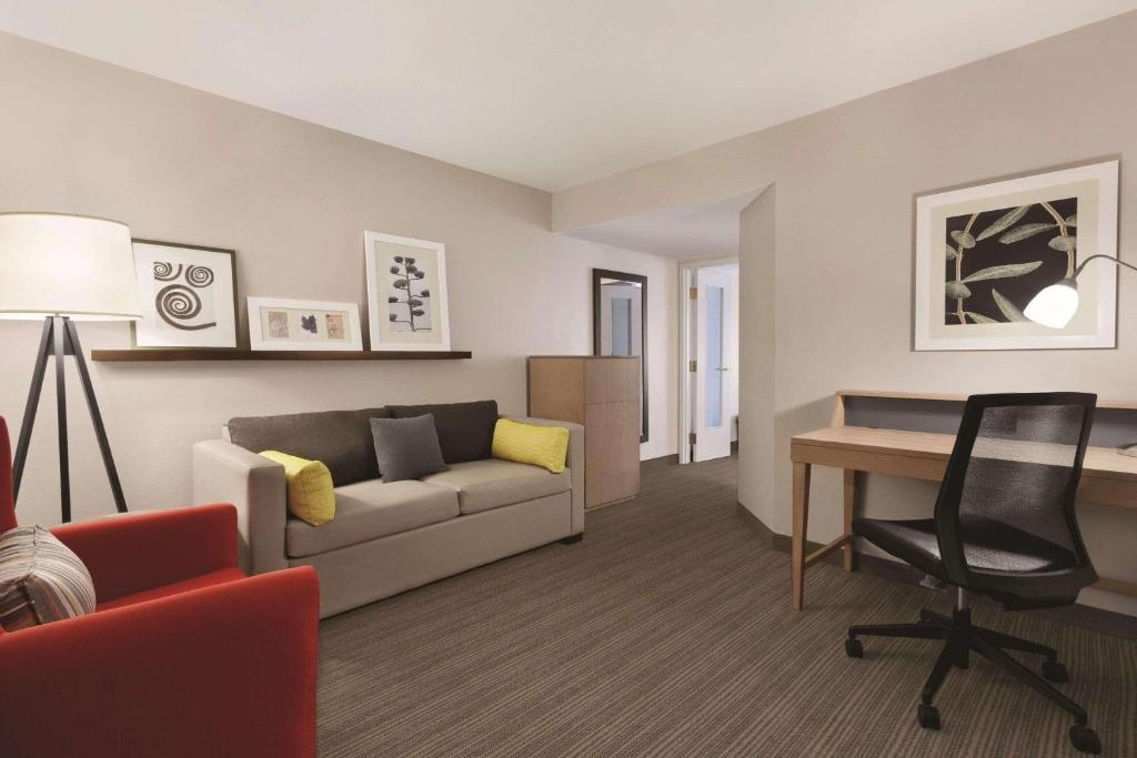 Posezení v ubytování Country Inn & Suites by Radisson, Seattle-Bothell, WA