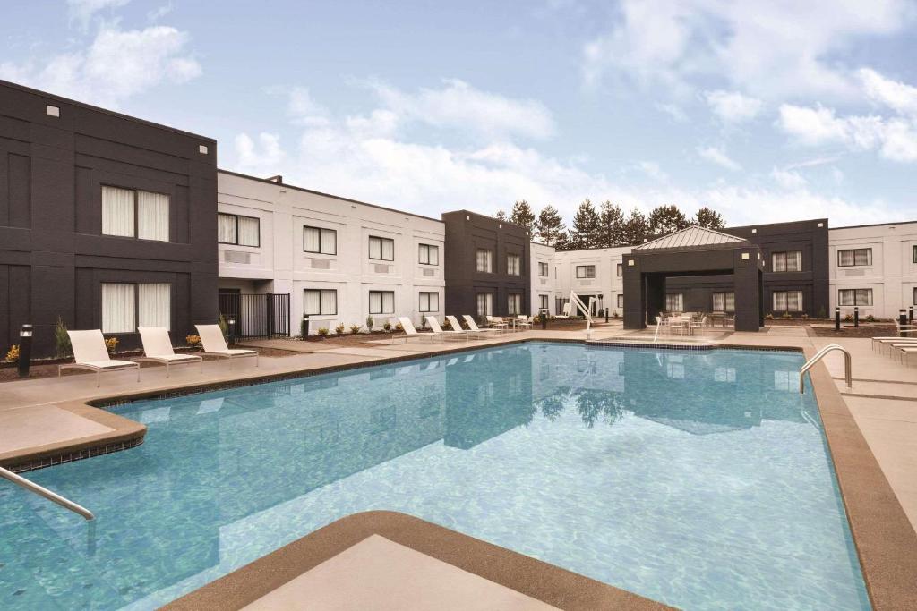 una gran piscina frente a un edificio en Country Inn &amp; Suites by Radisson, Seattle-Bothell, WA, en Bothell