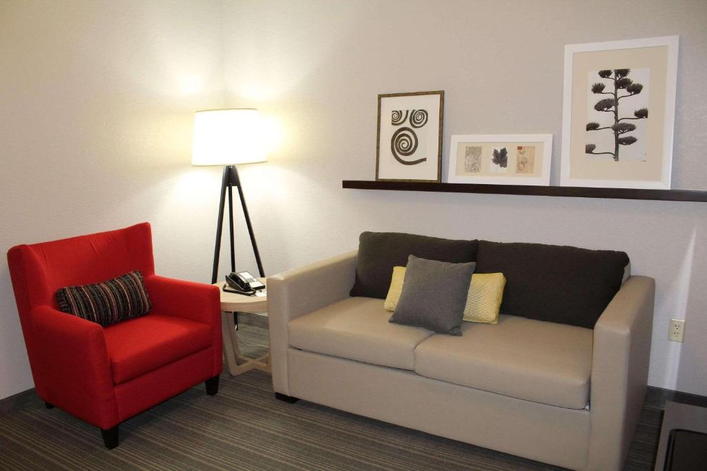 Posezení v ubytování Country Inn & Suites by Radisson, Seattle-Bothell, WA