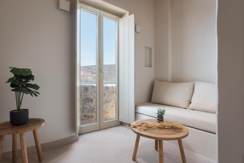 Posezení v ubytování Yerma Suites Limeni