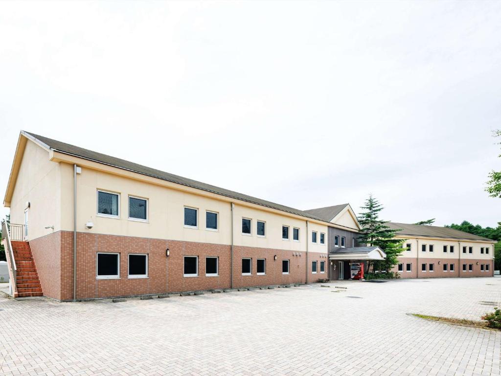 軽井沢町にあるコンフォートイン軽井沢の大きなレンガ造りの建物