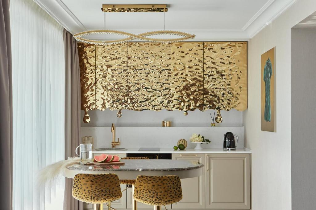 a kitchen with a table and chairs in a room at Villa Glamour Apartamenty In in Jurata
