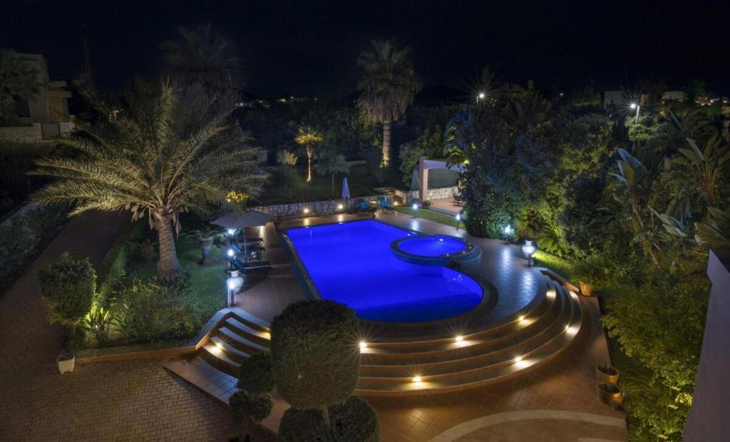 Bazén v ubytovaní Villa Elina Luxury Residence alebo v jeho blízkosti