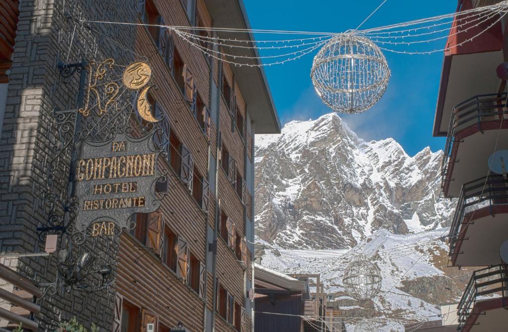 una vista sulle montagne straordinarie da una strada di Hotel Da Compagnoni a Breuil-Cervinia