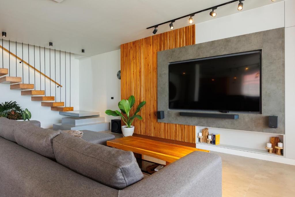 TV a/nebo společenská místnost v ubytování ZiVilla Private Pool Beachfront