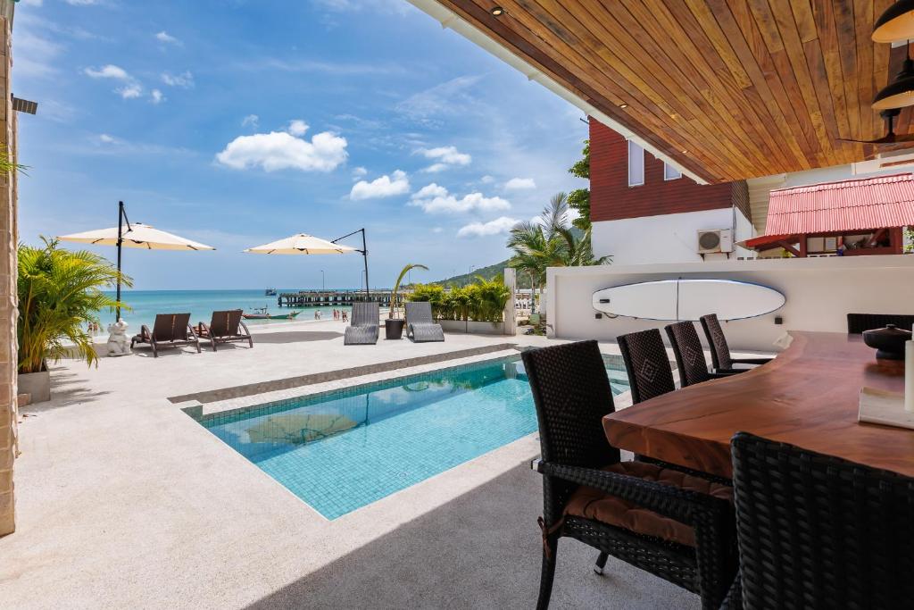 Bazén v ubytování ZiVilla Private Pool Beachfront nebo v jeho okolí