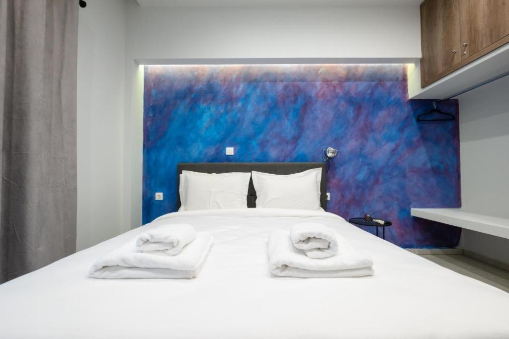 DK Mini Studio White Tower - 18