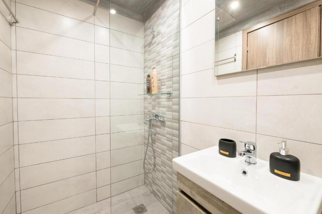 DK Mini Studio White Tower - 9