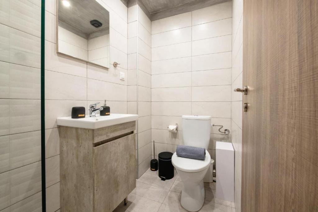 DK Mini Studio White Tower - 10