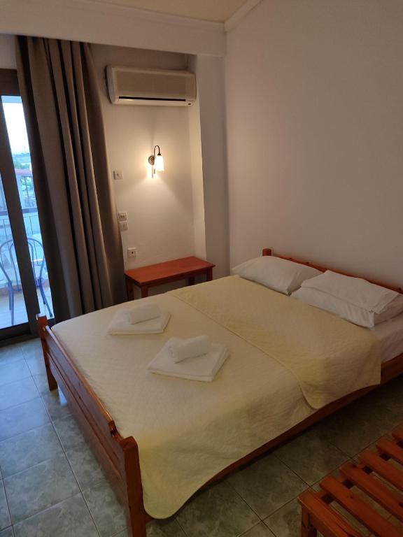 Postel nebo postele na pokoji v ubytování Aeolos Hotel