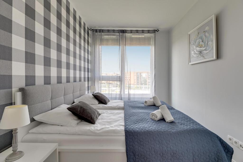 Posteľ alebo postele v izbe v ubytovaní RentPlanet - Apartamenty Chlebova II