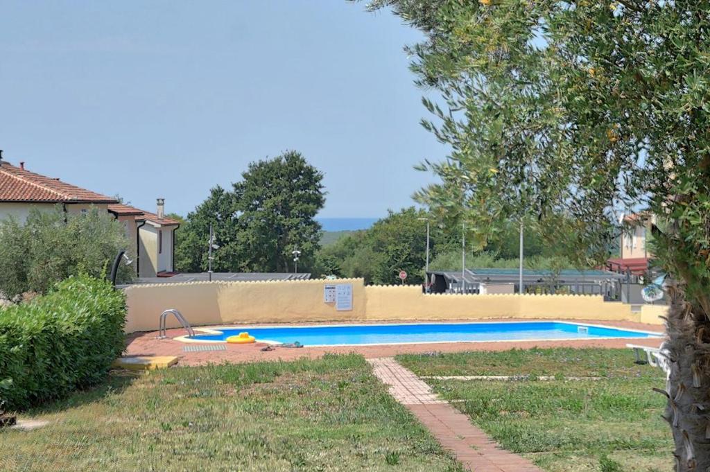 Bazén v ubytování Vabriga Family Apartment with Pool nebo v jeho okolí