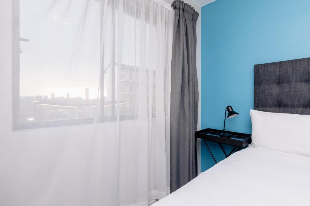 Postel nebo postele na pokoji v ubytování MINT Express Sandton View