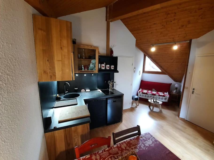 une cuisine avec un évier et un plan de travail dans l'établissement Appartement au pied des pistes, aux Contamines-Montjoie