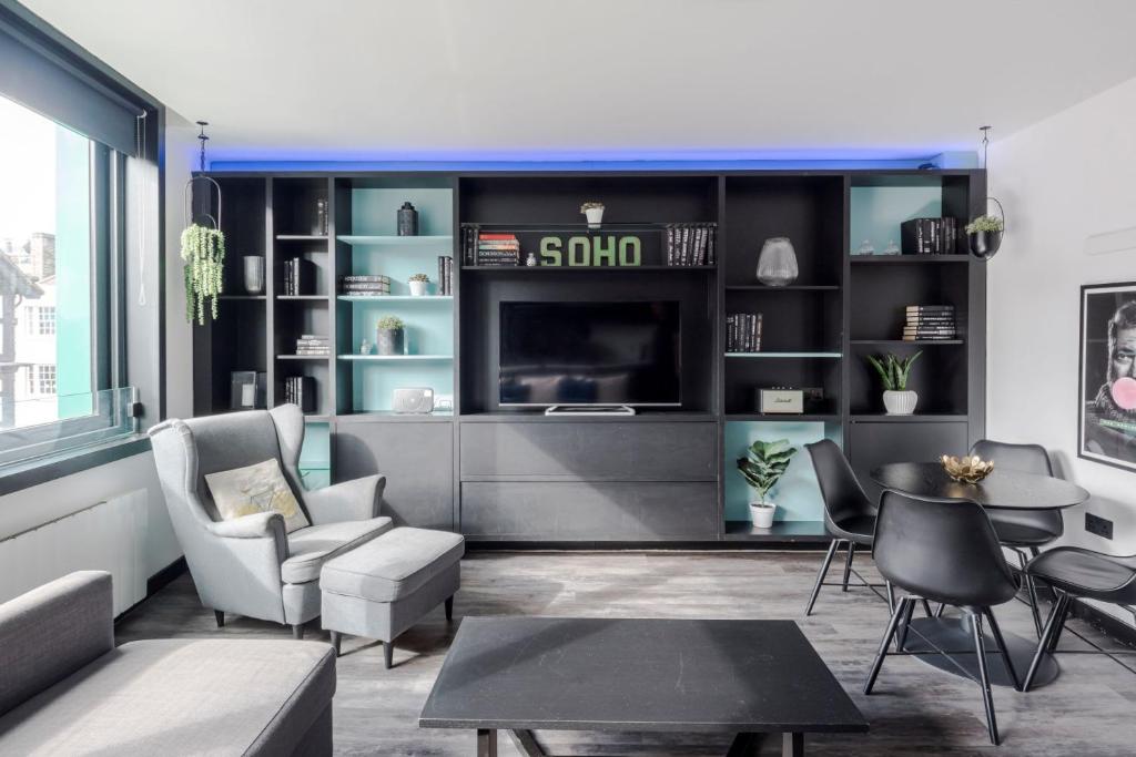 Χώρος καθιστικού στο The "Slaycation" Crib - Soho - by Frankie Says