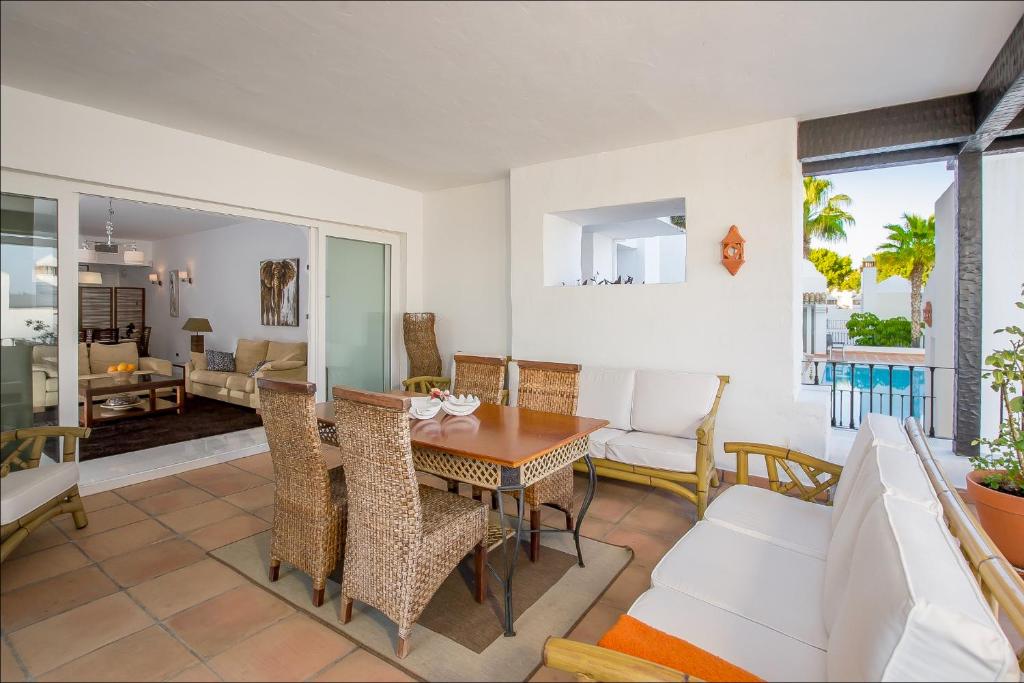 comedor con mesa y sillas y sala de estar en Torremolinos Apartment, en Torremolinos