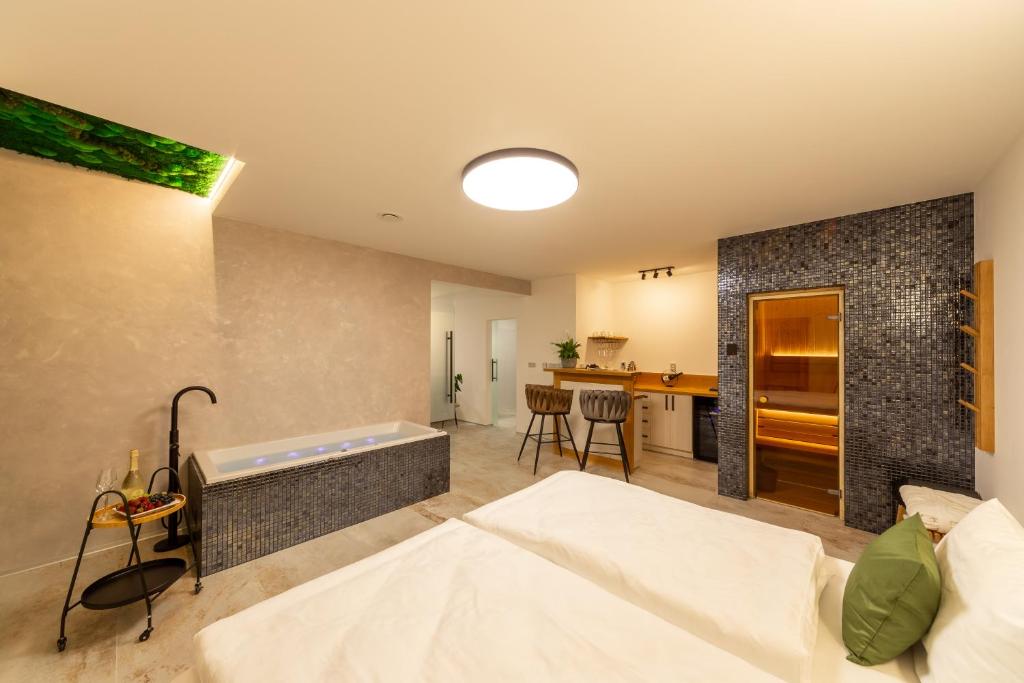 Postel nebo postele na pokoji v ubytování Bohemia Inn Hotel