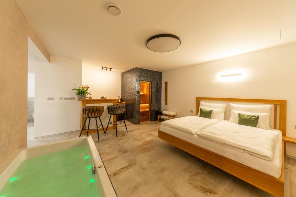 Postel nebo postele na pokoji v ubytování Bohemia Inn Hotel