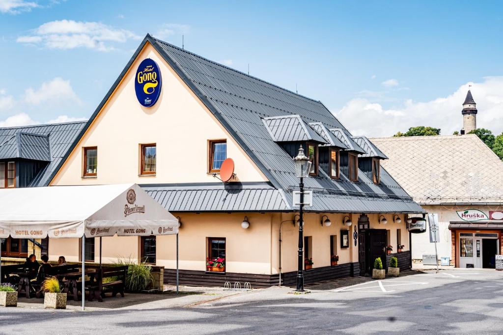 Budova, kde se hotel nachází