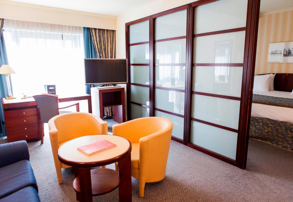 TV a/nebo společenská místnost v ubytování Hotel Le Châtelain