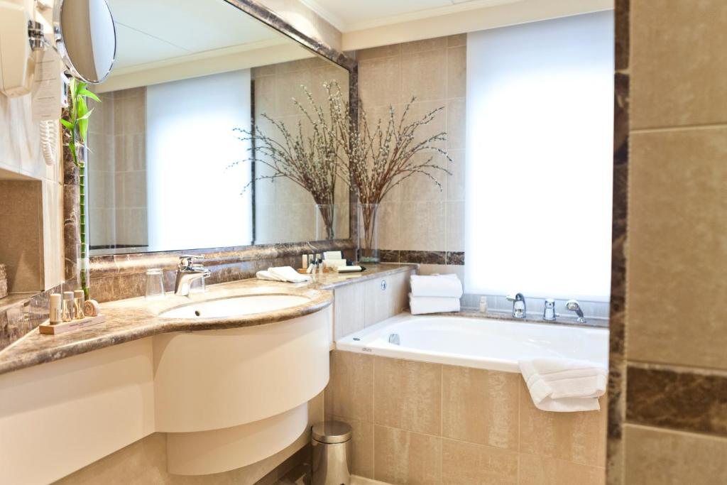 Koupelna v ubytování Hotel Le Châtelain