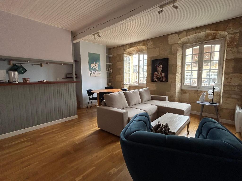 un salon avec un canapé et une table dans l'établissement Cocon dans le centre, à Bordeaux