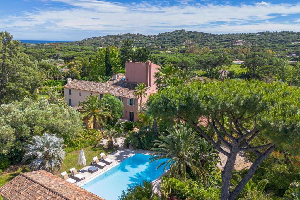 une vue aérienne d'une maison avec piscine et arbres dans l'établissement Mas de La Tour, à Saint-Tropez