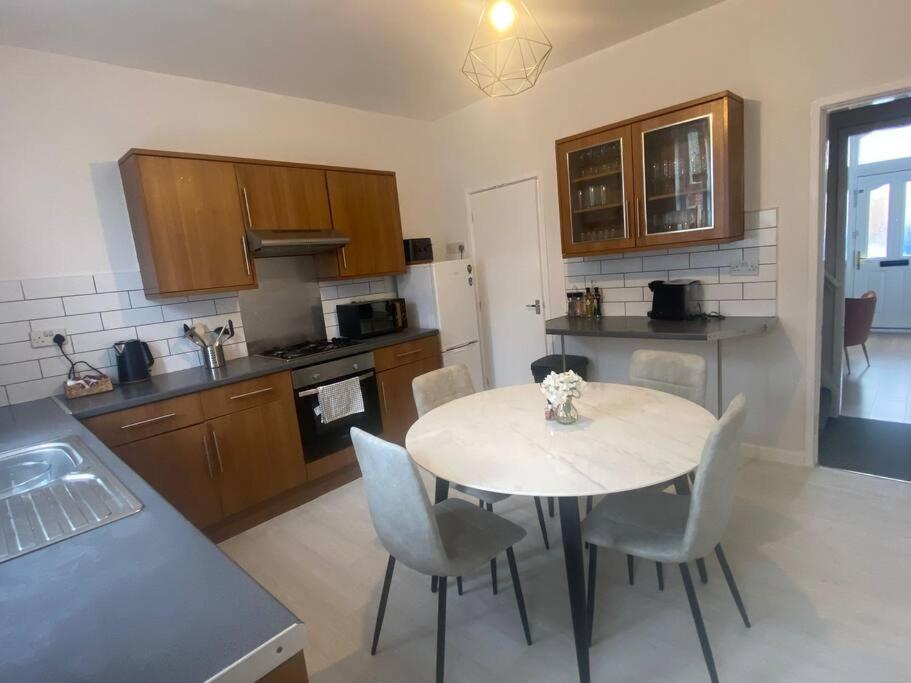 Køkken eller tekøkken på 3-Bed House Near M1 & Meadowhall with Free Parking